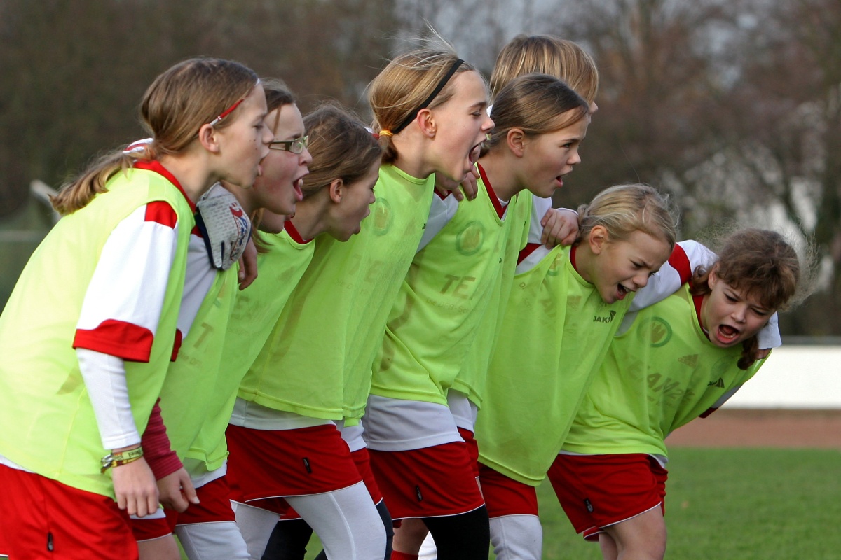 Gut gebrüllt ist halb gewonnen - auch im Mädchenfußball! (Foto: Volker Nagraszus) Gut gebrüllt ist halb gewonnen - auch im Mädchenfußball! (Foto: Volker Nagraszus)